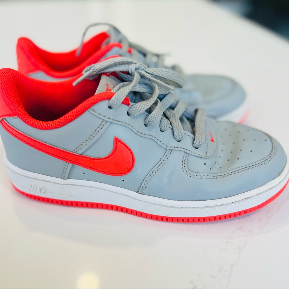 *Gentle Used*Youth Grade-School NIKE AIR FORCE 1 LOW (GS) SMOKE GREY